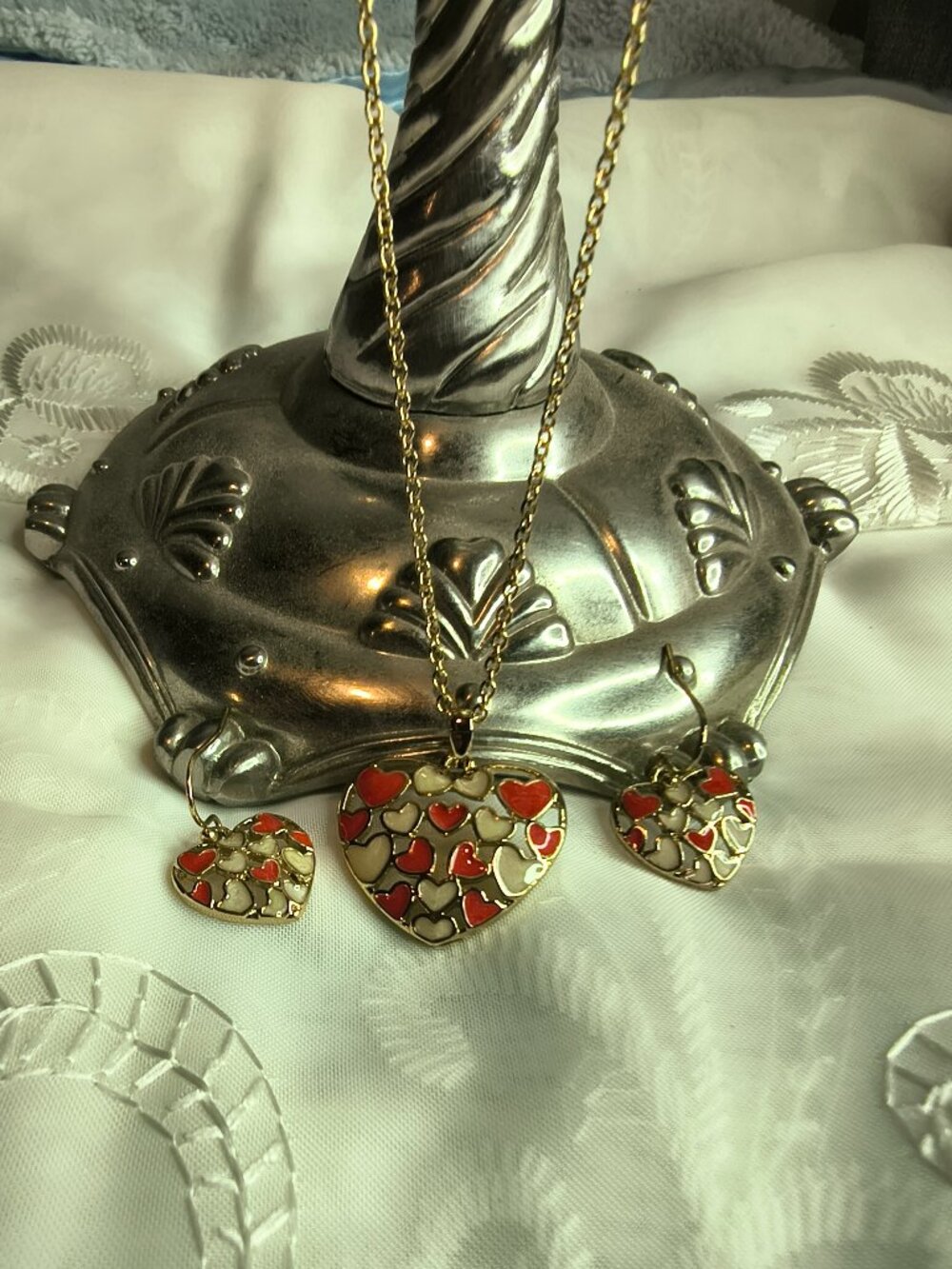 NRT Avon Gold Tone Enameled Heart Necklace and Earring Set